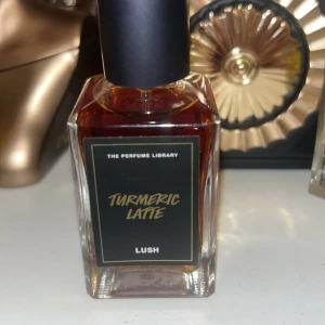 Turmeric Latte parfym Lush  - Turmeric Latte parfym från Lush, endast testad syns på bild. 30 ml. Limited Edition så den finns inte att köpa längre, den är slutsåld. 