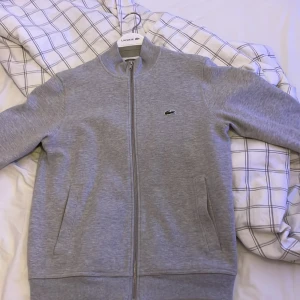 Lacoste zip tröja  - Säljer min Lacoste zip tröja, i väldigt bra skick knappt använd! Storlek Medium