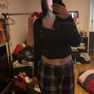 Svart ribbad tröja - Svart ribbad tröja med spets och liten rosett säljer för den är för stor 