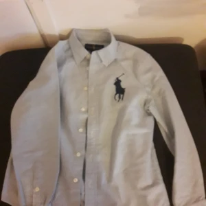 Ralph louren skjorta  - Aldrig använd ralph lourwn skjorta. Skriv för mer info