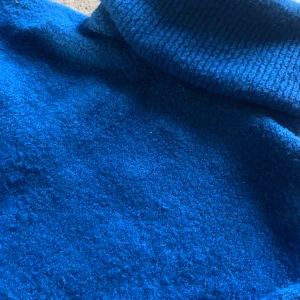 Blå stickad tröja  - Marin/royal blå stickad tröja med krage. Oversized. Fint skick! Från zara 💙