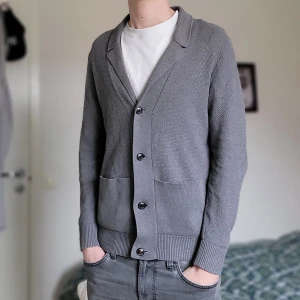 Stickad kofta - Extremt fet kofta från Tommy Hilfigher! Superfint skick, storlek M, modellen är 185!