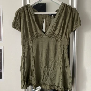 Grön topp - Grön topp med fina detaljer 🤍 fint skick