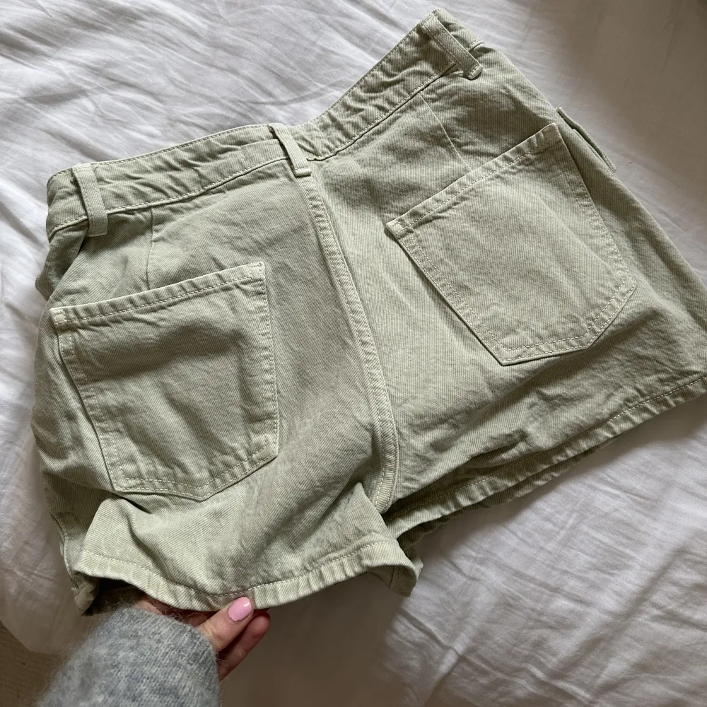 Så fin grön kjol med shorts från zara, aldrig använd . Kjolar.