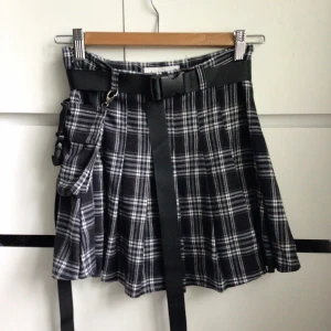 rutig kjol - Svart plaid rutig kjol med avtagbar ficka och bälte. Har shorts insydda