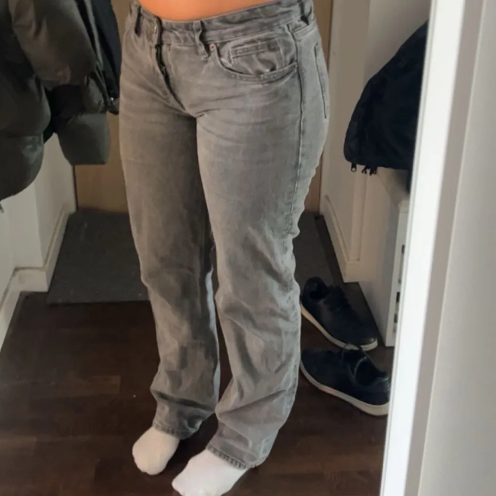 Jätte fina grå jeans från zara i bra skick!💞. Jeans & Byxor.