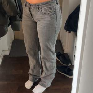 Jätte fina grå jeans från zara i bra skick!💞