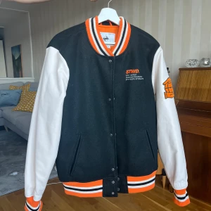 Jacka - Cool jacka som jag köpte för några år sedan från pull and bear, knappt använd. Säljer eftersom att den inte kommer till användning❣️