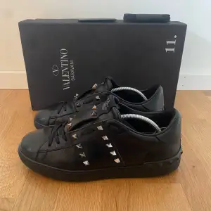 Valentino rockstud sneakers | Storlek 40 | Super fint skick | Kommer med box,valentino kort, Nya snören och kvitto | Hör av er vid frågor