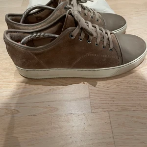 Lanvin Skor - Tja! Har ett par fräscha Lanvin skor, skick 8/10 är använda ett par gånger, hör av er om ni har något ni undrar om skorna!