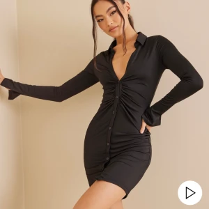 Nelly klänning  - Säljer denna sköna klänning. Använd en gång