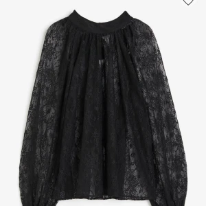 Spetsblus  - Skitsnygg spetsblus från hm ( helt slutsåld på hemsidan)  som inte kommer till användning💗 endast använd 1 gång Skriv för fler bilder💗 