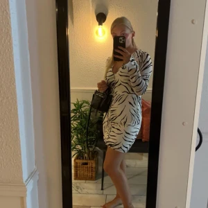 Klänning - Klänning från NLY trend. Strl 36. Använd max 3 gånger. 📷 Säg till om du vill ha fler bilder så fixar jag det. 💸 Vid snabb affär kan ja tänka mig att sänka priset. ✉️ Köparen står för frakten. 📍 Kan mötas upp i Tyresö.