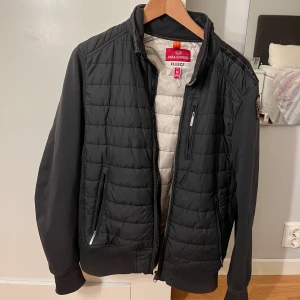 Parajumper jacka  - Min brorsa säljer sin parajumper jacka i storlek M. Nypris ca 3000kr. Skriv för mer bilder!