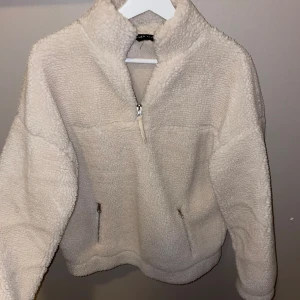 Vårjacka - Säljer denna jättefina vårjacka då den aldrig kommer till användning. Är i storlek S och har inga defekter. 