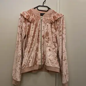 Luftig, skön, rosa sammet tröja med dragkedja från mywereyoung, i storlek 158/164. Finns byxor till men i ett annat inlägg!! Bra kvalite och volanger, men vet inte ordinarie pris👎🏻  Pris kan diskuteras🤝🏻