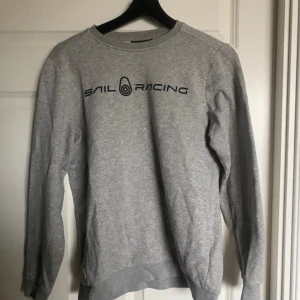 Sailracing sweetshirt  - Jätte skön sailracing sweetshirt. Storleken är 170 men skulle säga att den är som en xs\s  Inga fel alls