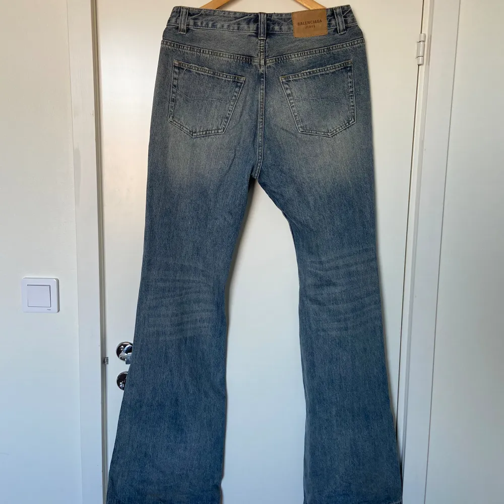 1:1 Subtle but unique in details pair of jeans. Drop-crotch and are long, a lot of stacks so looks best with boots/chunky shoes. My quads too big for these:(. Jeans & Byxor.