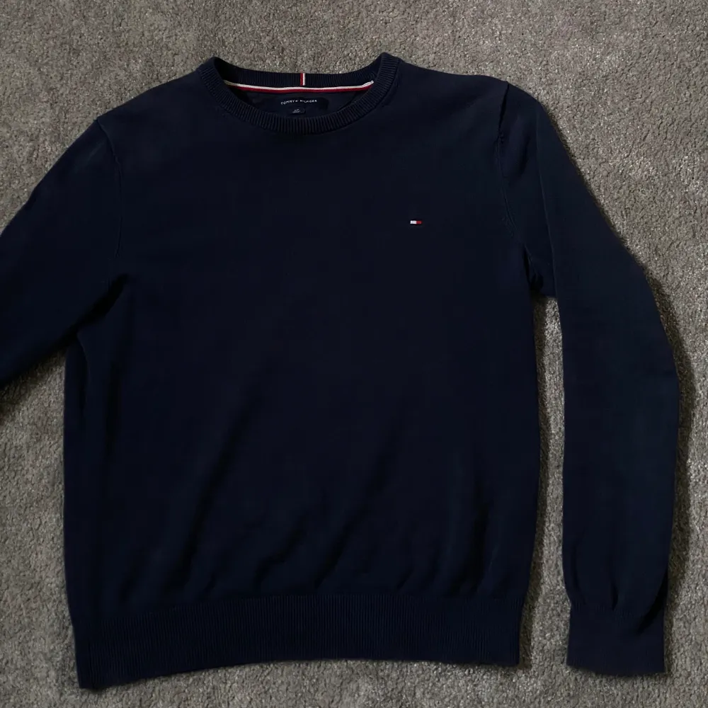 Säljer min Tommy Hilfiger tröja i storlek S. Skicket är bra skulle säga 8/10 drygt då jag knappt använder den! Nypris 1100kr - Mitt pris 399kr! Hör av dig vid mista fundering om t.ex passform eller hur den är på mig bland annat! 🤩. Tröjor & Koftor.