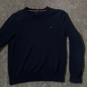 Tommy Hilfiger Tröja - Säljer min Tommy Hilfiger tröja i storlek S. Skicket är bra skulle säga 8/10 drygt då jag knappt använder den! Nypris 1100kr - Mitt pris 399kr! Hör av dig vid mista fundering om t.ex passform eller hur den är på mig bland annat! 🤩