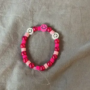 Säljer detta rosa preppy armband som jag har gjort själv.