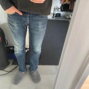Replay jeans - Säljer ett par feta replay jeans. Jeansen är i ett riktigt bra skick och har inte använt dom många gånger. Nypris var runt 1,6 och därför är detta ett dunderpris. Tveka inte på att höra av dig vid frågor!!😊
