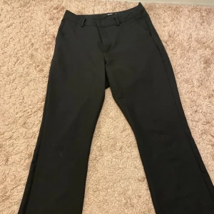 Bikbok vilma kostymbyxor  - Ett par jätte fina vilma kostymbyxor från bikbok