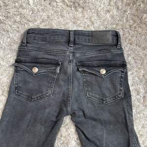 Svarta bootcut jeans i storlek Xxs med fickor! Är tyvärr för små för mig💕