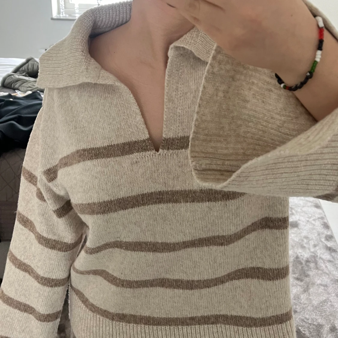  V-neck stickad tröja från Gina Tricot  - 90