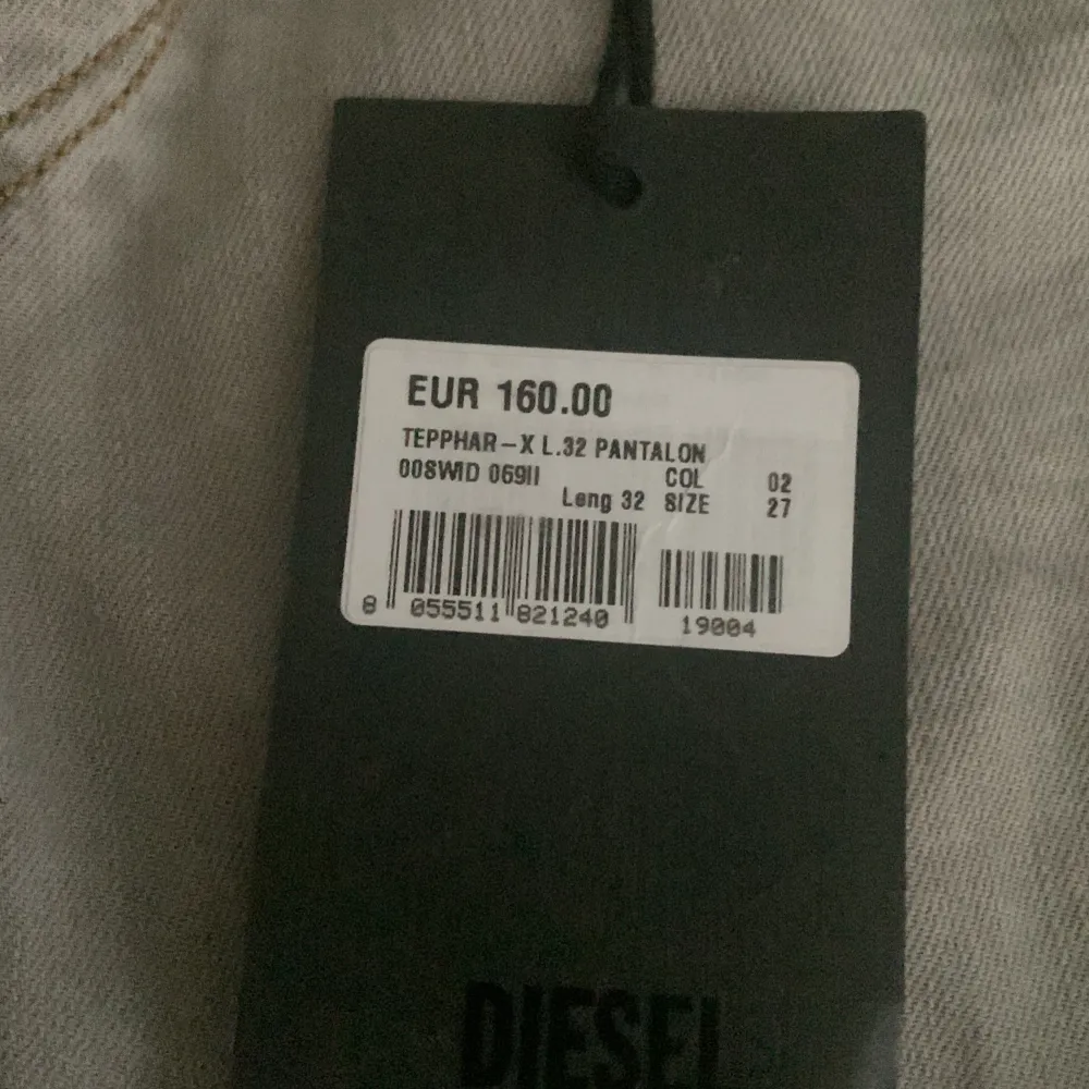 jag köpte jeansen för 160 euro men nu är dem för liten och jag säljer dem för 300 kr nu. Jeans & Byxor.