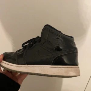Jordans - säljer mina jordans som inte kommer till användning. köptes i april 2023 och inte hunnit använda speciellt mycket. mycket fint skick & ska tvätta skona innan postning. hör av er vid fler bilder eller ev frågor!!💞