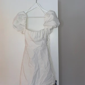 Vit klänning - Säljer den här superfina vita klänningen från zara🥰 Säljer för att den tyvärr va för kort på mig(är 179cm) Den är helt ny och har prislappen kvar💛