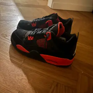 Jordan 4 red thunder strl 37. Änvända några fåtal gånger och bra kvalite. Säljer varan för att skorna har blivit försmå. Pris kan sänkas vid förhandling.