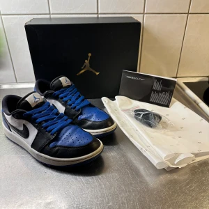 Jordan 1 low - Tjena, säljer ett par feta Jordan 1 low golf till ett sjukt pris! Finns en liten defekt på ena skon. Utöver det fungerar dem felfritt med minimal heeldrag. Digitaltkvitto finns, vid fler bilder eller funderingar så är det bara och höra av dig //Jerra