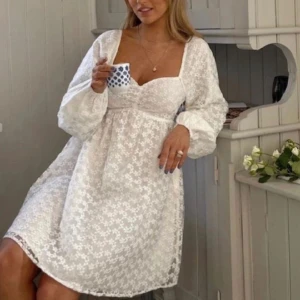 Studentklänning Nakd - Superfin Studentklänning från NA-KD, otroligt fin och köpt här på plick av någon annan🤍🤍 Jag har hittat en annan därför jag säljer, strl 38 men passar även som S/M😇 