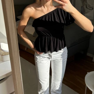 Svart off shoulder topp - Svart off shoulder topp med volanger. Fint skick🫶🏼 