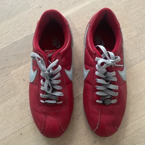 Nike Cortez - Stl 41, rött skinn, mkt bra skick