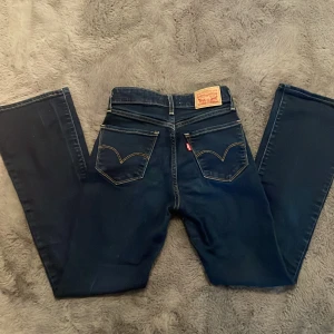 Levi’s high rise bootcut jeans - Jag säljer dessa snygga jeansen. Har haft dem i ett år som bara har legat i min garderob. Jag skulle kunnat använda dem men är alldeles för små.  Storlek-25 Typ-bootcut  Märke-Levi’s