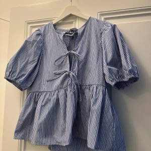 Blus liknande Ganni - Jättefin blus från Pieces som liknar den från Ganni! Endast använd två ggr och är som ny.  Lite lite i storleken så passar S eller en liten M skulle jag säga!   Köparen står för frakten. 