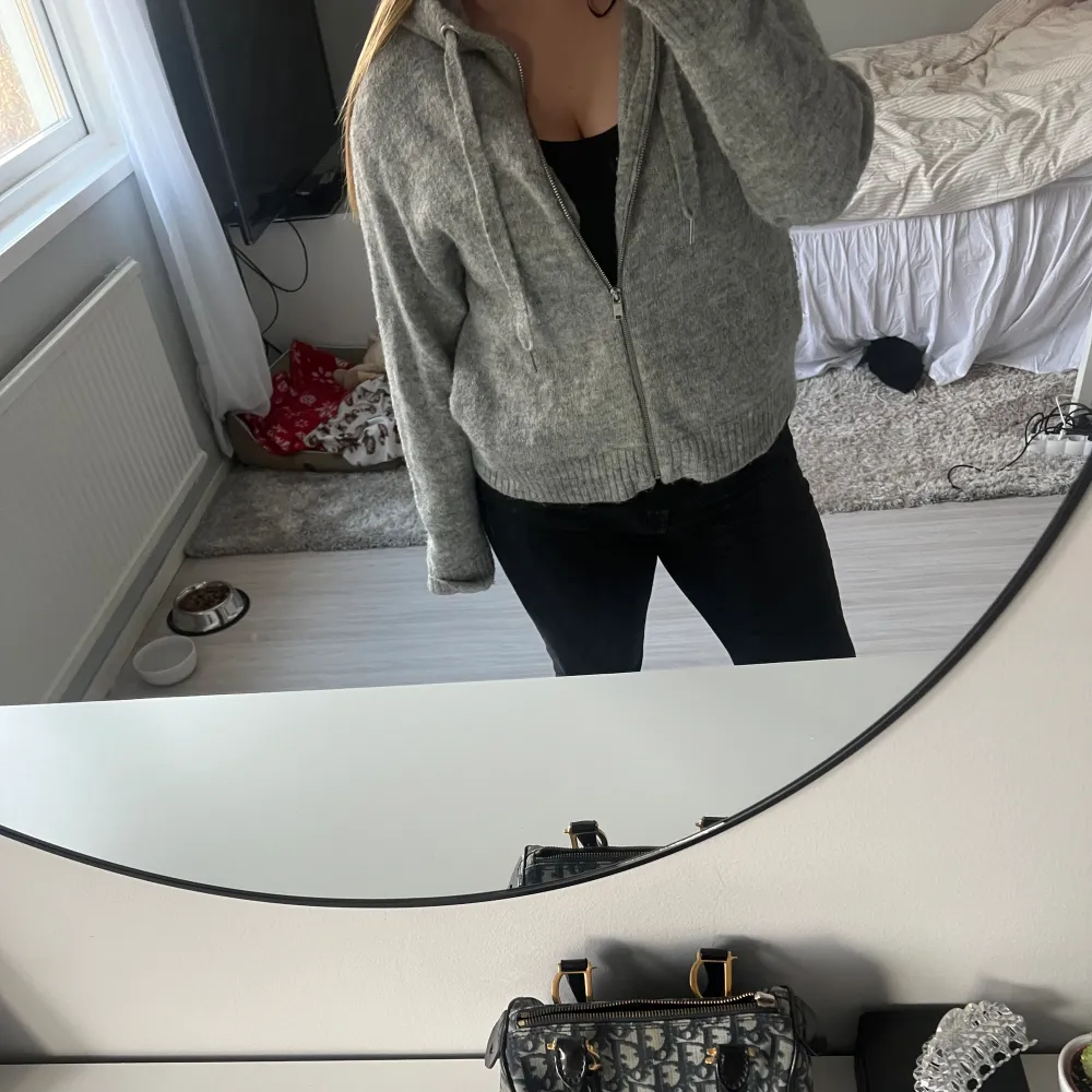 Sjukt snygg stickad zip hoodie ifrån hm!! Sticks inte alls och är jätte skön ☺️ storlek M men passar ifrån S beroende på hur man vill ha passformen! Pris kan diskuteras vid snabb affär 🥰. Neuleet.