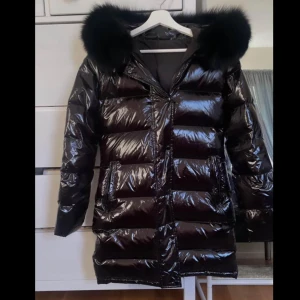 Gloss jacket  - Hej, säljer min gloss jacka från luxeswe med äkta päls storlek xs men passar även S har aldrig använt den ny pris:-3799! Mitt pris:- 1900! Pris kan diskuteras!😊
