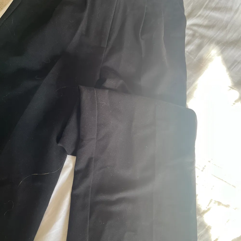 Svarta kostymbyxor från bikbok. Rak modell, långa! . Jeans & Byxor.