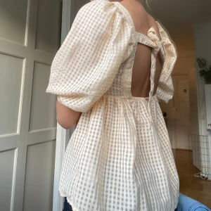 Fin blus  - Så söt blus med knytning där bak/öppning💓💓