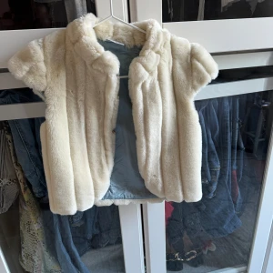 Päls bolero  - Står storlek s på lappen men skulle säga att det är en xs🫶🏾🤍