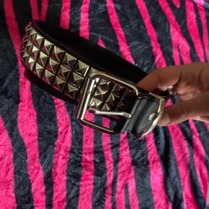 Nit bälte  - As coolt nit bälte med alla nitar kvar. Köpt i london bra kvalitet 