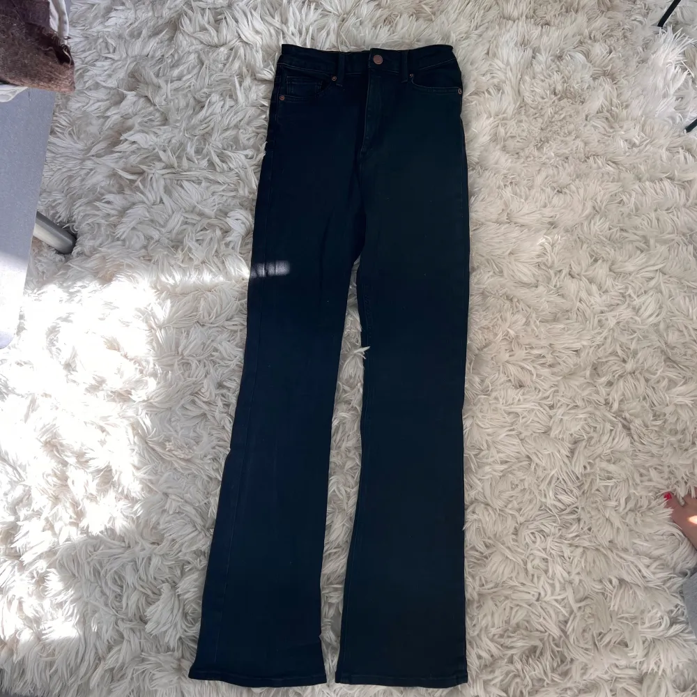 Svarta jeans med extra hög midja och mycket stretch och utsvängda ben . Jeans & Byxor.