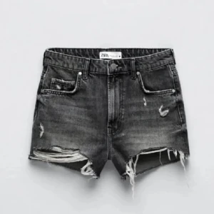 Zara jeansshorts  - Säljer mina superfina jeansshorts ifrån Zara då de blivit för små💕 I använt men bra skick! Köpta förra året, så säljs inte längre. Skriv privat för frågor osv!
