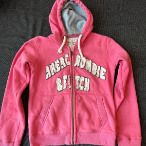 Fin rosa hoodie! Abercrombie & Fitch - Favorithoodie som är i fint skick, lite tjockare tyg super till vår/sommar. Supergullig! Storlek M, passar även small.