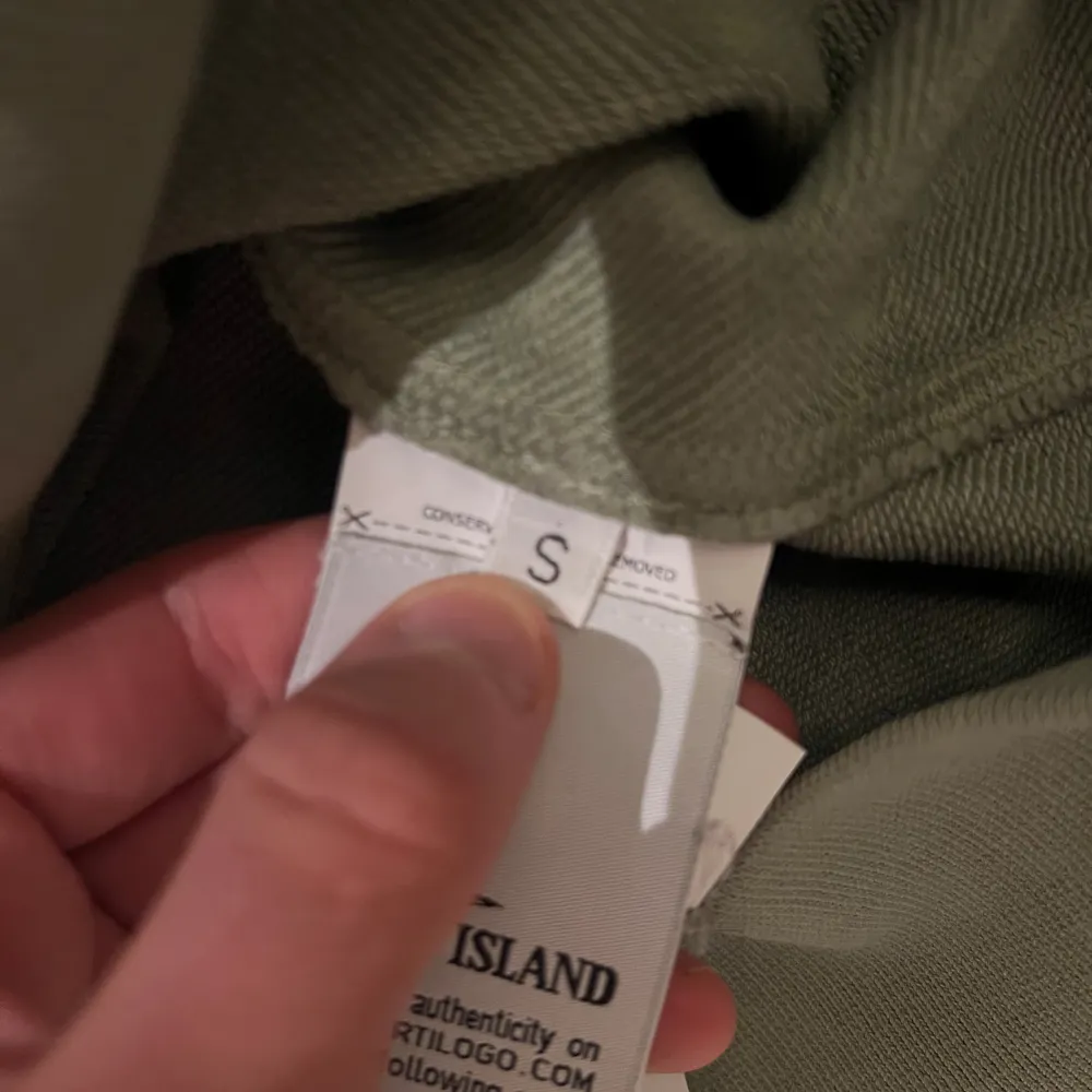 Stone island tröja från NK Göteborg. Skick 10/10, använd nån få gång bara. Säljs pga för liten. Färg: olive. Nypris ca 3000kr.. Tröjor & Koftor.