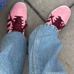 INTRESSEKOLL - Intressekoll på mina adidas gazelle sneakers. Fint skick, rätt ovanlig färg. Fint skick.🦋💘 Bilden är lånad! 